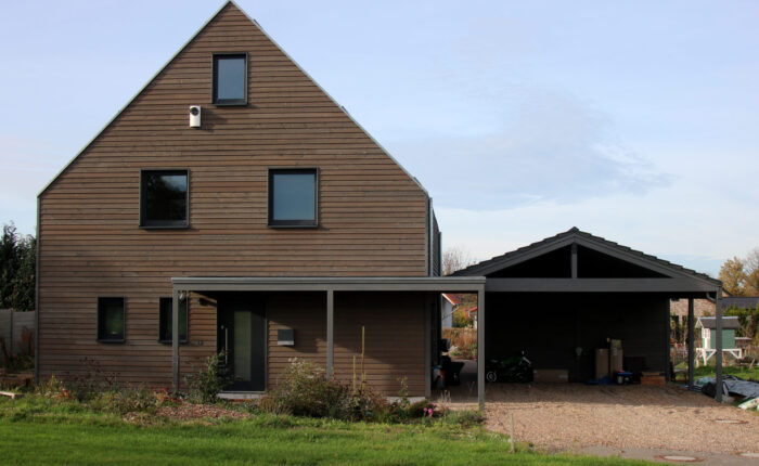Einfamilienhaus mit brauner Holzfassade Carport in Bückeburg